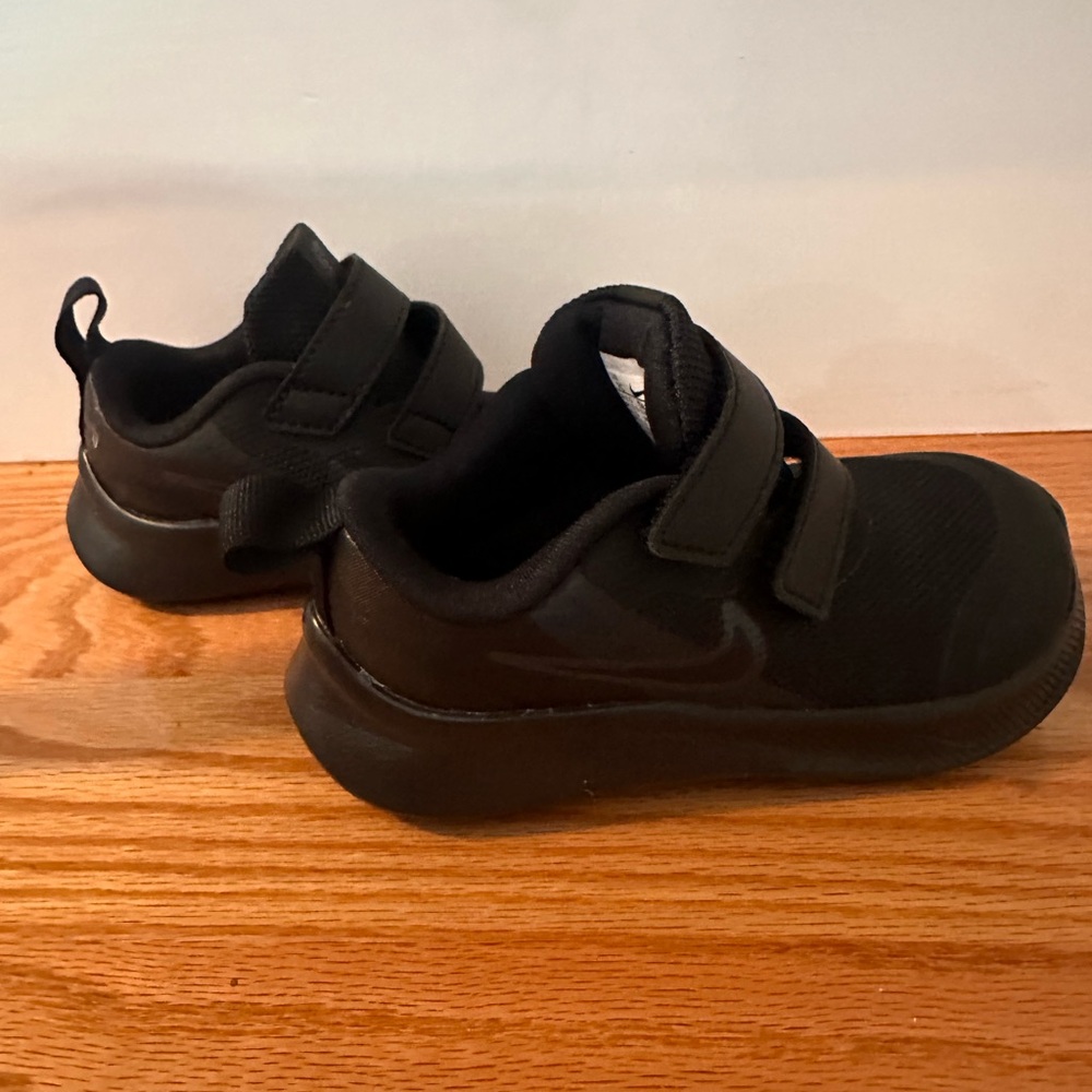 Nike toddler star runners all black never worn size 7C.